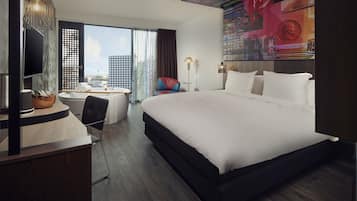 Spa Room | Luxe beddengoed, een kluis op de kamer, een bureau, geluiddichte muren