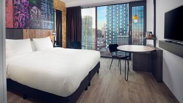City Twin kamer | Luxe beddengoed, een kluis op de kamer, een bureau, geluiddichte muren