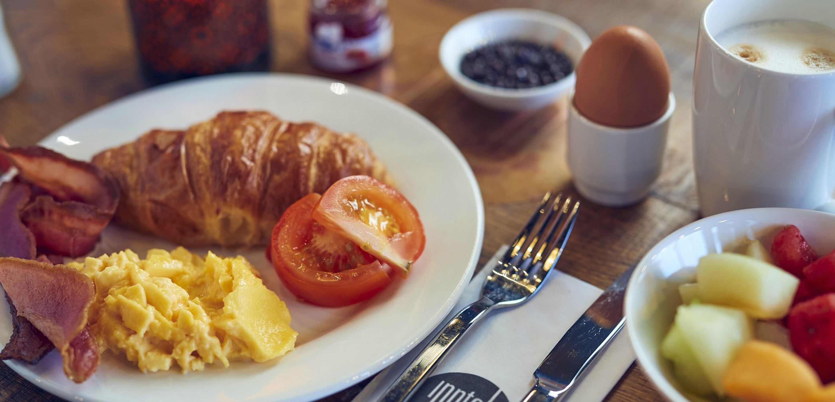 Desayuno buffet (EUR 25 por persona) 