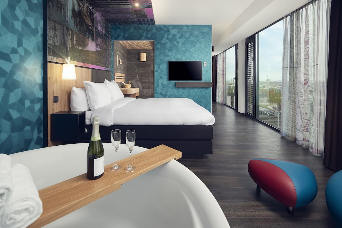 Wellness Suite | Biancheria da letto di alta qualità, cassaforte in camera, una scrivania