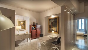 A modern dining area with a table, chairs, and a painting on the wall. - PALAZZO DEL PAPA  (Siena)