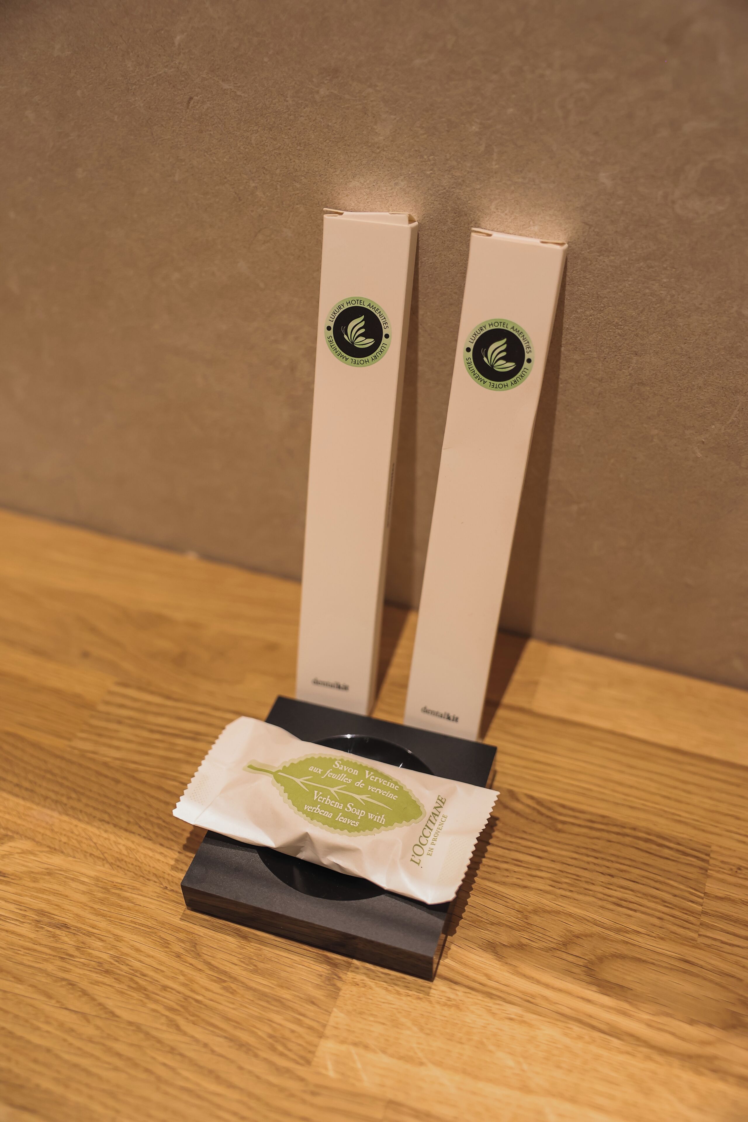 Dos cajas blancas con logotipos verdes sobre una superficie de madera.