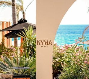 Private beach, white sand, beach umbrellas, beach towels