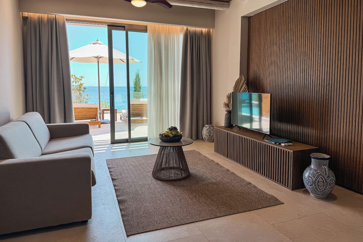 ميني بار ومكتب وتجهيزات عازلة للصوت وواي فاي مجانًا