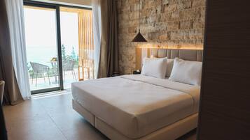 Superior Room | 1 bedroom, minibar, desk, soundproofing