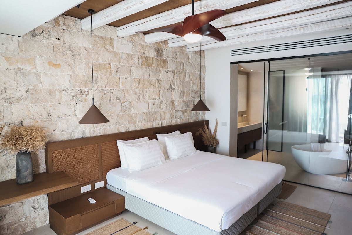Suite | 1 slaapkamer, een minibar, een bureau, geluiddichte muren