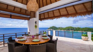 Turtle Villa, Ocean and Beach View | Spiseområde på rommet