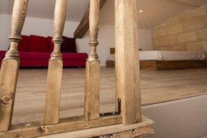 Stuga - 1 queensize-säng - icke-rökare | Sängtillbehör av högsta kvalitet, unika möbler och mörkläggningsgardiner