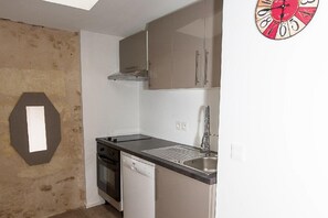 Cottage, 1 Queen Bed, Non Smoking | Private kitchenette | Full-size fridge, microwave, oven, stovetop - HAMEAU DE SALVY (Latresne)