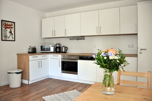 Appartement Standard, plusieurs chambres, non-fumeurs | Cuisine partagée | Réfrigérateur, four, plaque de cuisson, lave-vaisselle