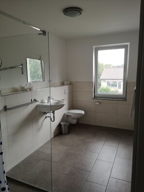 Appartement Standard, plusieurs chambres, non-fumeurs | Salle de bain | Douche, chaussons, serviettes fournies, savon