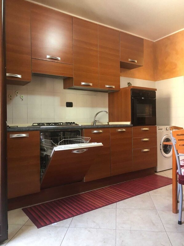Fridge, oven, stovetop, dishwasher