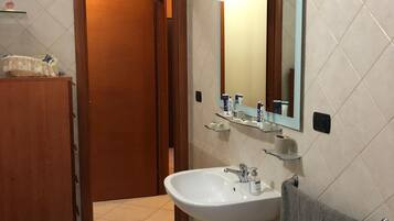 Dusj, hårføner, bidé og håndklær