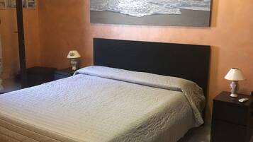 1 habitación, tabla de planchar con plancha, internet y ropa de cama