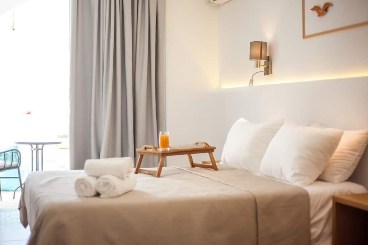 Suite, Private Pool | Iron/ironing board, free WiFi, bed sheets