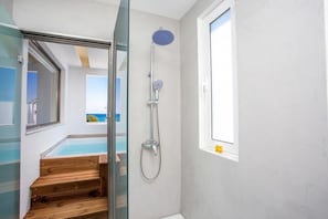 Deluxe Suite, Hot Tub | Bathroom | Shower, free toiletries, hair dryer, towels