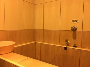 Economy Twin Room （Free Hot and Cold Spring） | Bathroom | Combined shower/tub, spring water tub, free toiletries, hair dryer - Jin Hua Cold Spring Hotel (Suao)