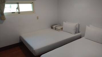 Habitación económica con 2 camas individuales | Escritorio, espacio para trabajar con laptop y wifi gratis