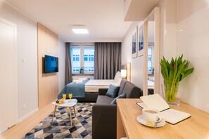 Comfort-huoneisto | Ylelliset vuodevaatteet, yksilöllisesti kalustettu, työpöytä