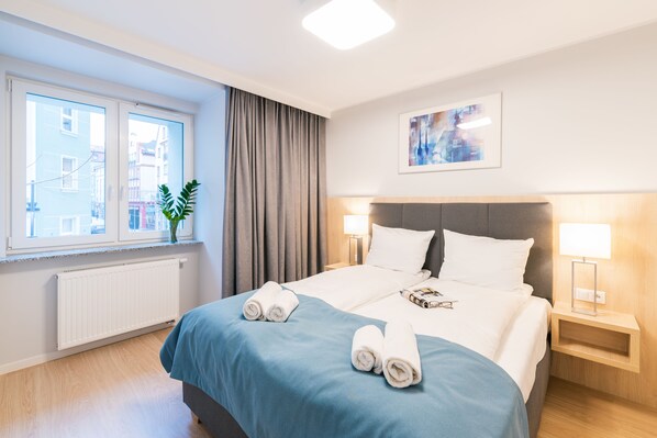 Exclusive-huoneisto | Ylelliset vuodevaatteet, yksilöllisesti kalustettu, työpöytä