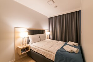 Apartamento ejecutivo | Ropa de cama de alta calidad, mobiliario individual, escritorio