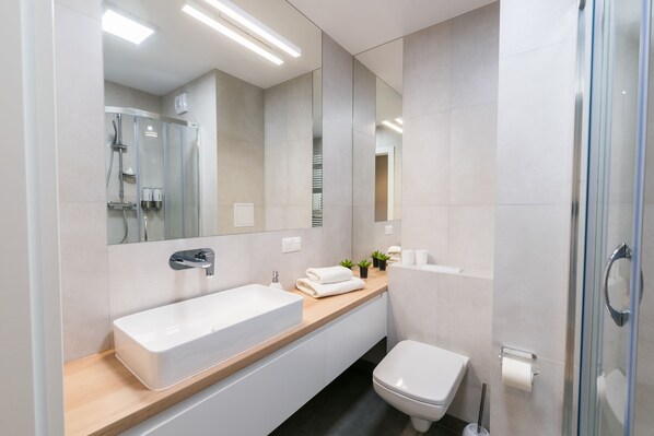 Shower, perlengkapan mandi gratis, pengering rambut, dan handuk
