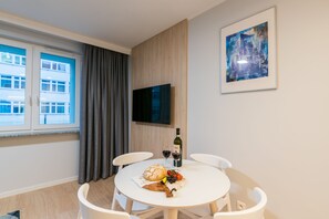 Apartamento ejecutivo | Ropa de cama de alta calidad, mobiliario individual, escritorio