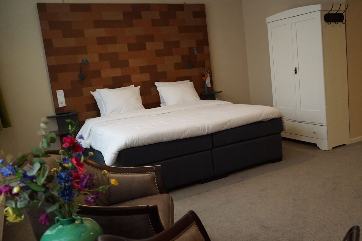 Superior Double Room, Bathtub