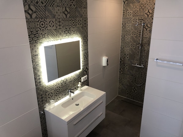 Superior Double Room, Bathtub | Bathroom shower - Hotel Hoevevoorde (Rijswijk)