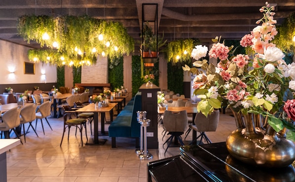 Lunch and dinner served, garden views - Hotel Hoevevoorde (Rijswijk)