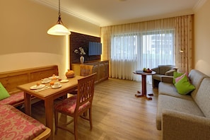 Apartamento superior, 1 habitación, balcón | Servicio de comidas en la habitación