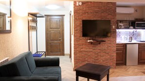 Studio (for 4 adults) | Màn/rèm cản sáng, phòng cách âm, bàn ủi/dụng cụ ủi quần áo 