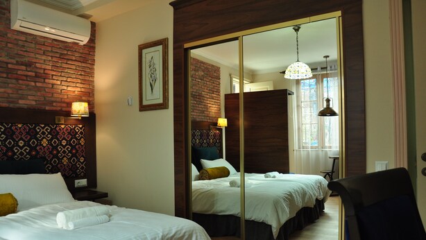 Studio (for 2 adults) | Màn/rèm cản sáng, phòng cách âm, bàn ủi/dụng cụ ủi quần áo 