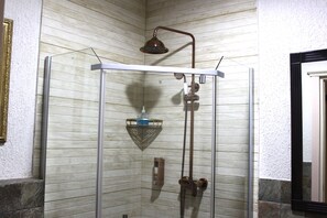 Appartement, 1 chambre | Salle de bain | Douche, articles de toilette gratuits, sèche-cheveux, bidet