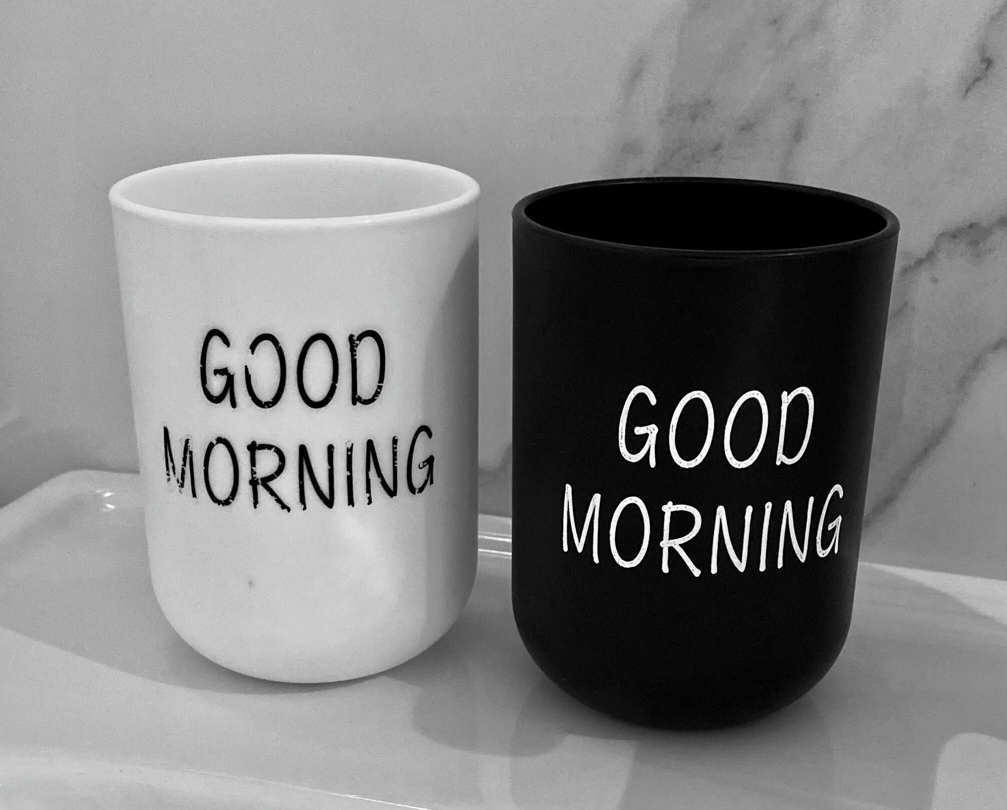 Duas canecas com a inscrição 'GOOD MORNING'.
