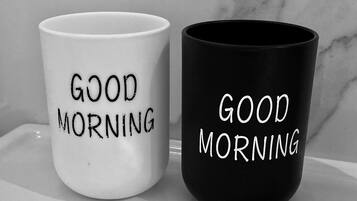 Duas canecas com a inscrição 'GOOD MORNING'.