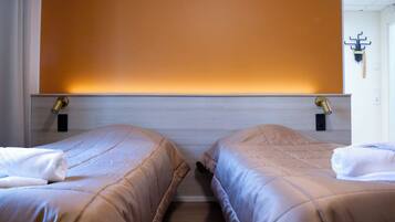 Kahden hengen perushuone | Allergiatestatut vuodevaatteet, työpöytä