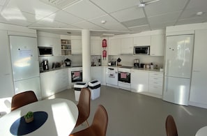 Basic-Doppelzimmer | Gemeinschaftsküche | Kühlschrank, Mikrowelle, Ofen, Herdplatte