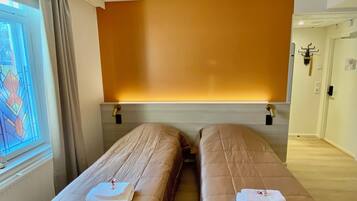 Kahden hengen perushuone | Allergiatestatut vuodevaatteet, työpöytä