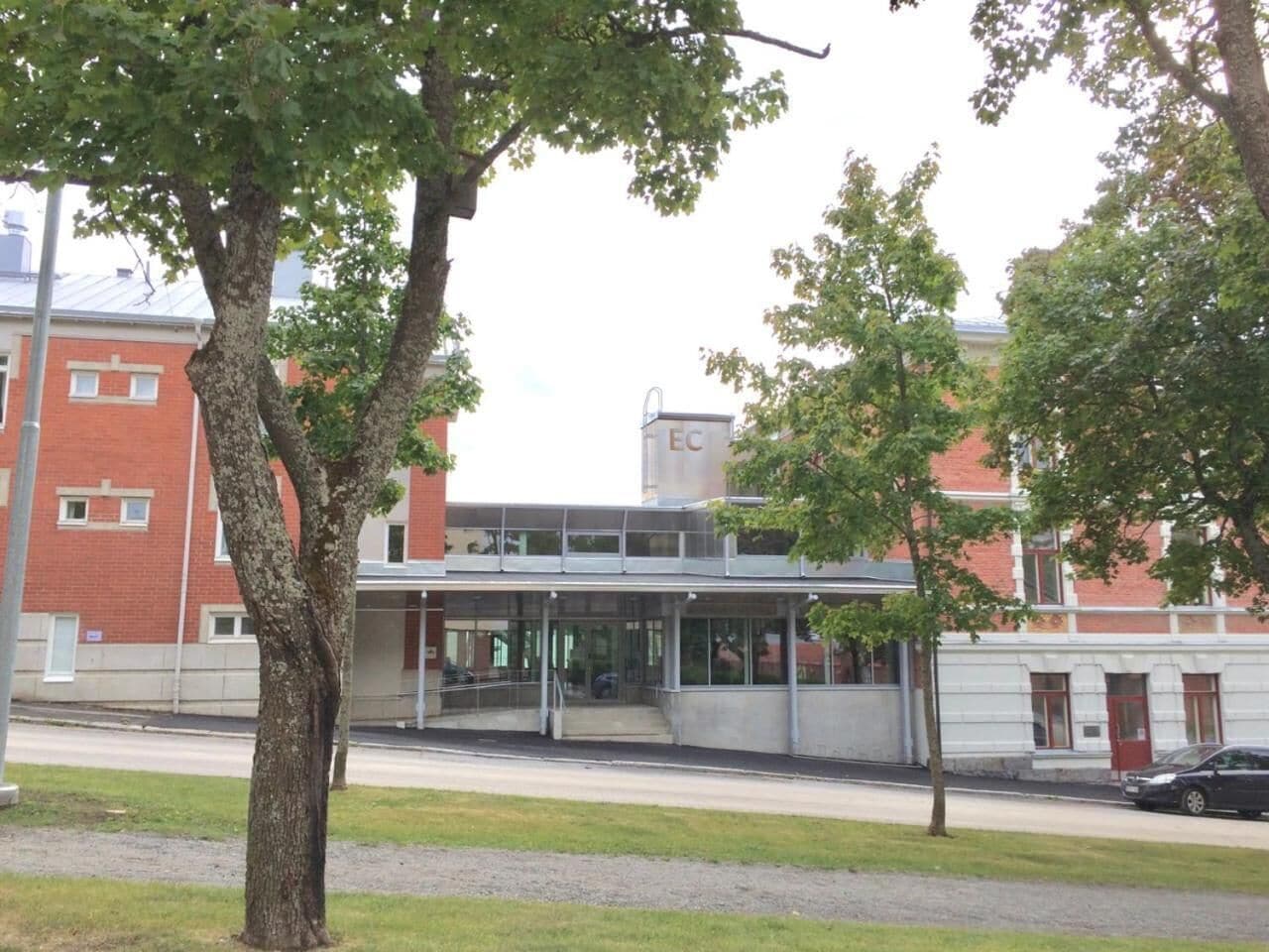 Ein Gebäude mit Glastür und roter Backsteinfassade.