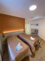 Habitación básica doble | Ropa de cama hipoalergénica y escritorio