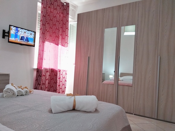 2 bedrooms, desk, soundproofing, iron/ironing board - Domus Venere holidayhome (Pompei)