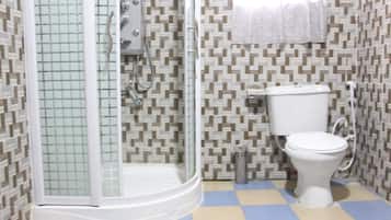 Chambre Exécutive | Salle de bain | Douche, douche à « effet pluie », serviettes fournies