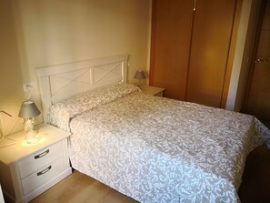 2 habitaciones, tabla de planchar con plancha y cuna de viaje 