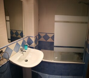 Banyera, assecador de cabells, bidet i tovalloles
