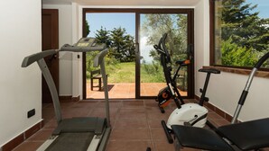 A home gym with a treadmill, elliptical, and stationary bike. - Domus Sicily - Fattoria Gorgo - Contessa Entellina (Abbazia di Santa Maria del Bosco)