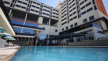 Piscine extérieure, parasols de plage, chaises longues