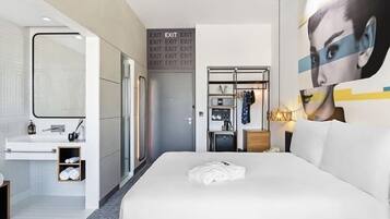 Minibar, coffres-forts dans les chambres, bureau