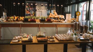 Petit déjeuner buffet (60 AED par personne)