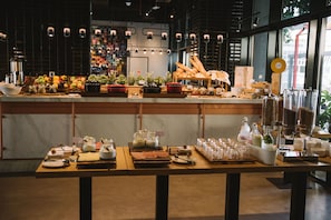 Daily buffet breakfast (AED 60 per person)